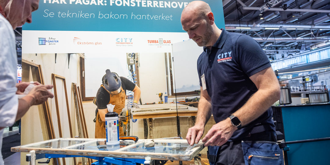 man restaurerar fönster